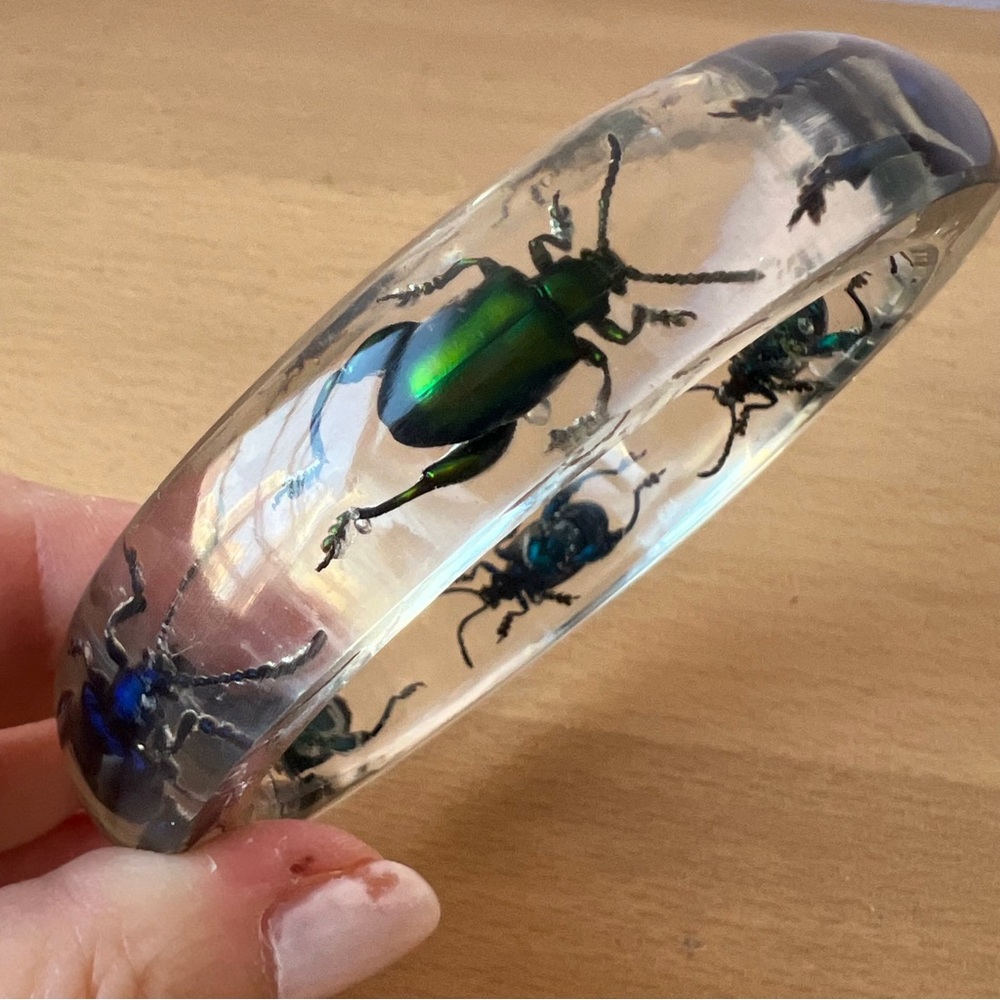 VINTAGE CLEAR LUCITE LARGE BANGLE BRACELET W/ VIVID COLORS BEETLES STATEMENT - Picture 16 of 16